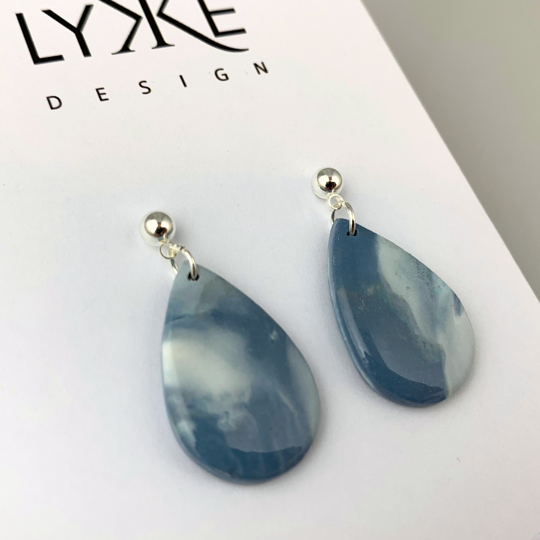 Sølvfargede øredobber med dråpe Skye