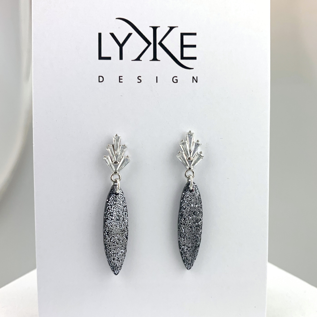 Sølvfargede øredobber med lang dråpe Sølv-glitter/sølv