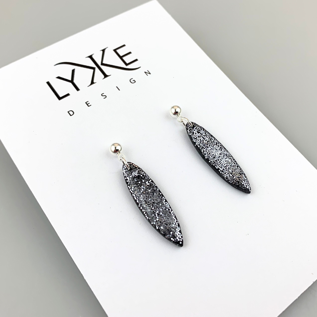 Sølvfargede øredobber med lang dråpe Sølv-glitter/sølv