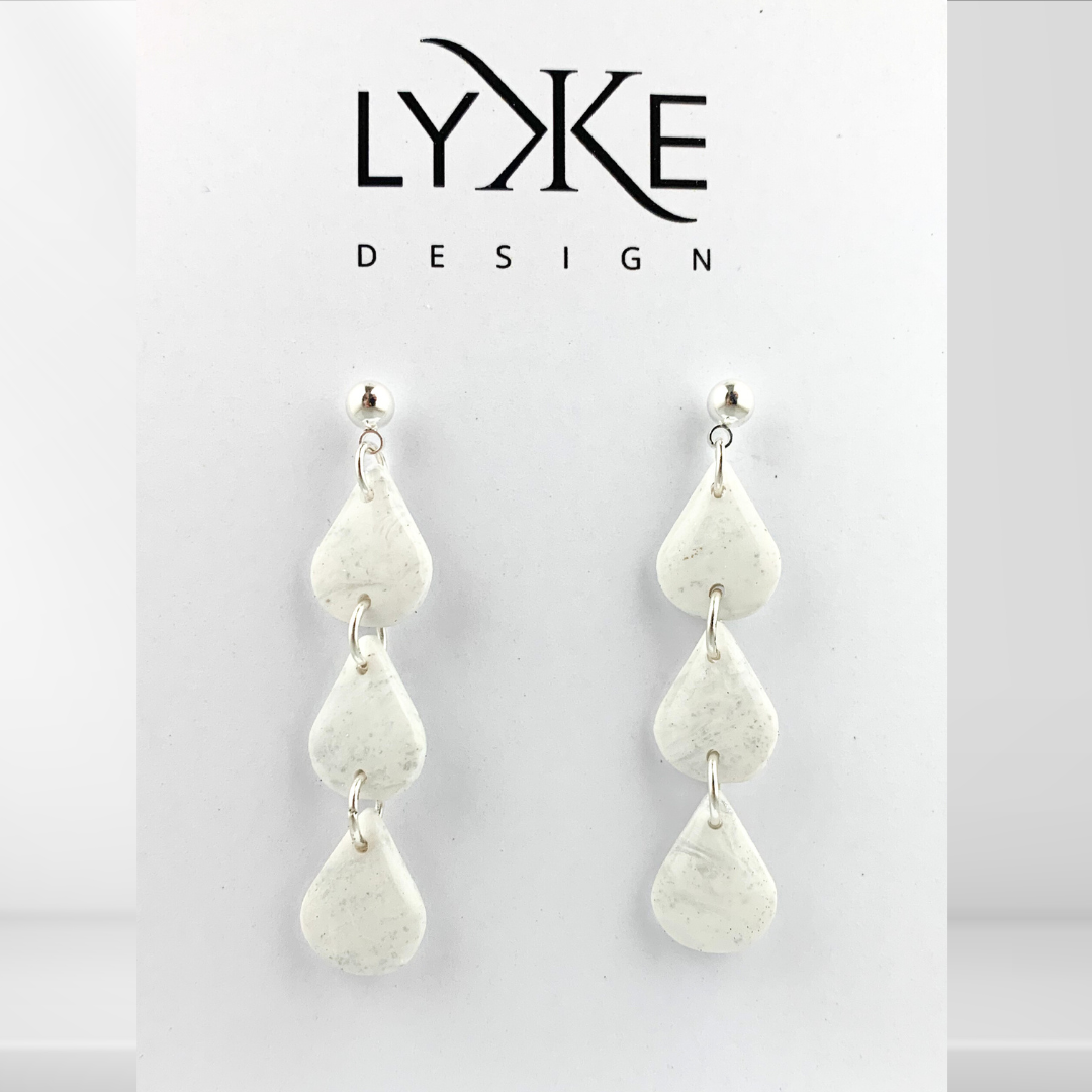 Sølvfargede øredobber med tre små dråper Hvit marmor/sølv