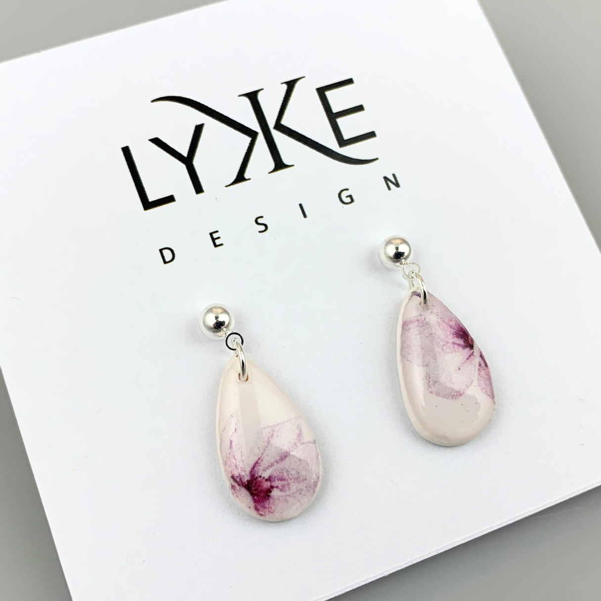 Sølvfargede øredobber med Magnolia-motiv