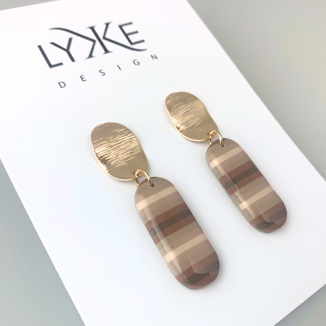 Gullfargede øredobber med oval form Brune striper/gull