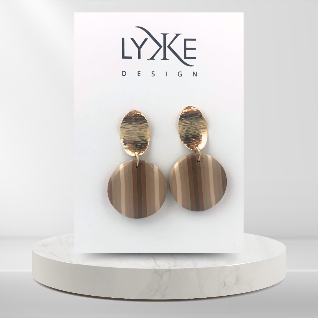 Gullfargede øredobber med rund form Brune striper/gull