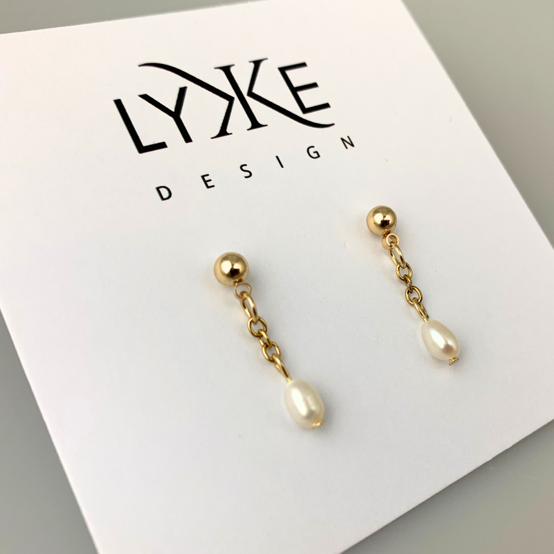 Perlesand - Gullfargede øredobber med ferskvannsperle