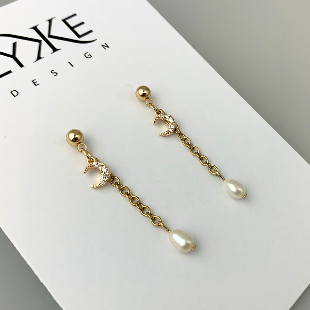 Perlesand - Gullfargede øredobber med hengende ferskvannsperle og måne