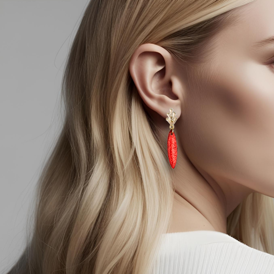 Gullfargede øredobber med glitrende rød dåpe og zirkonia stener