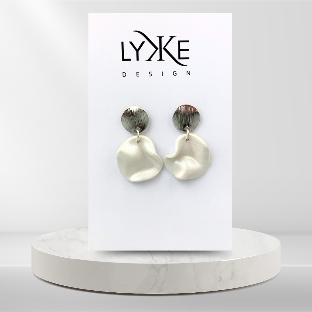 Skjellglans - Sølvfargede øredobber med bølget sirkel Hvit/sølv