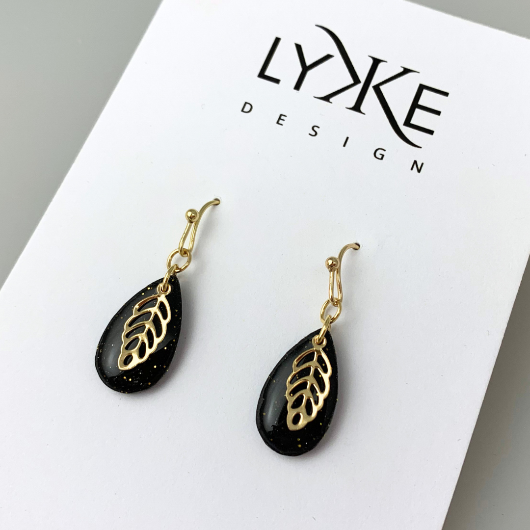 Gullfargede øredobber medium dråpe med gullblad Sort/gull