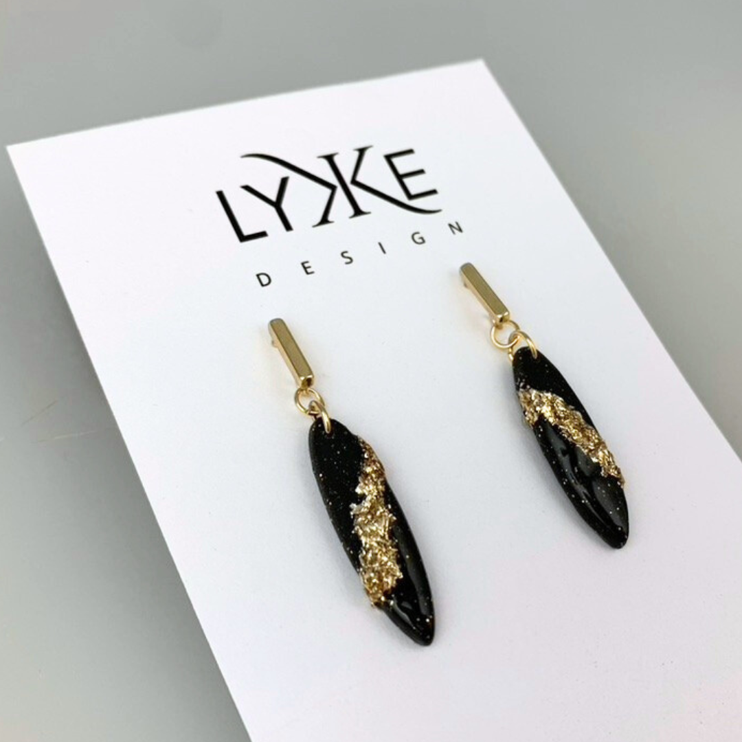 Gullfargede øredobber med lang dråpe med gullblad-stripe