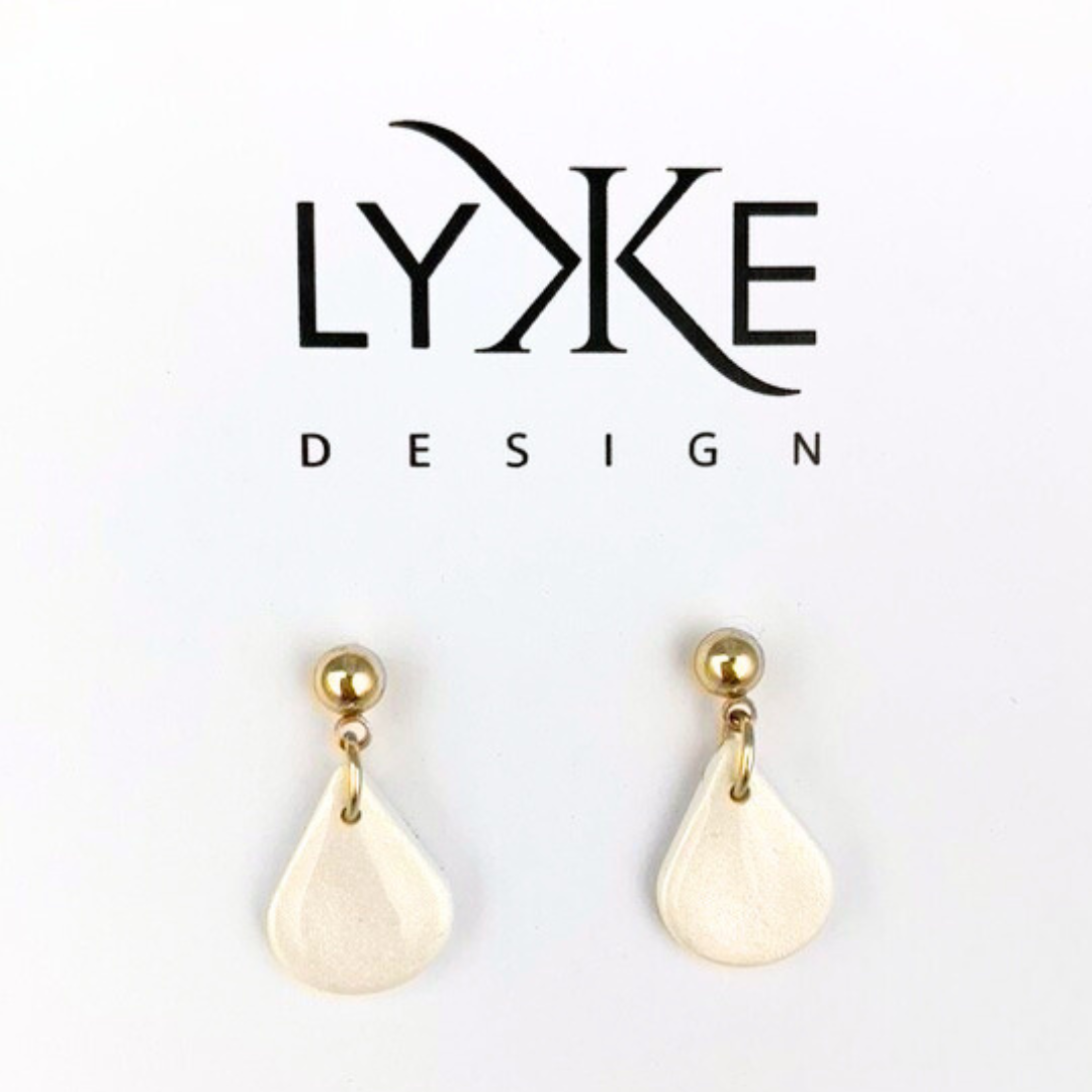 Skjellglans - Gullfargede øredobber med liten dråpe Hvit perlemor/gull