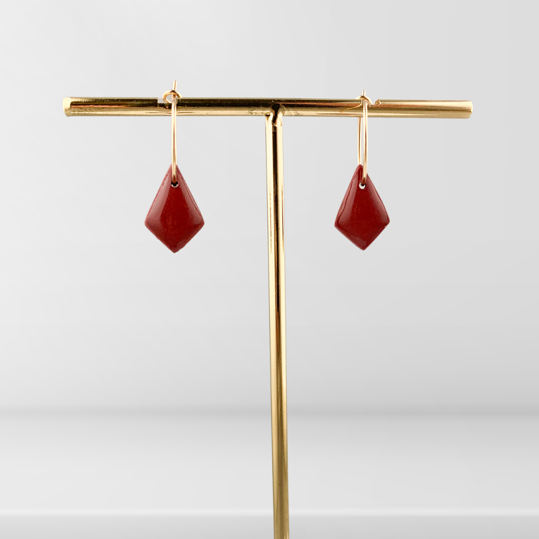 Gullfargede øreringer med kvadratisk form Mørk rød/gull