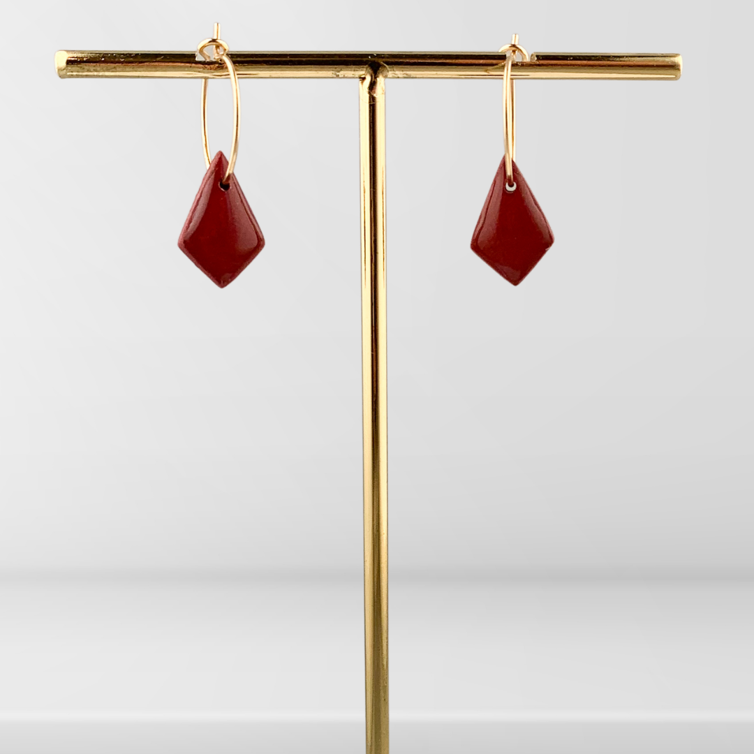 Gullfargede øreringer med kvadratisk form Mørk rød/gull