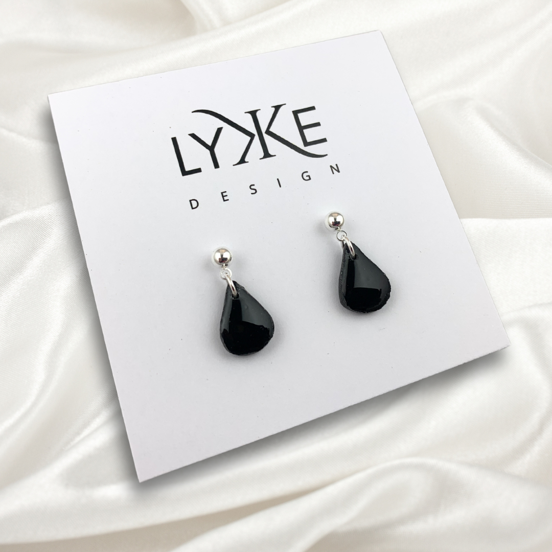 Sølvfargede øredobber med liten dråpe Sort glitter/sølv