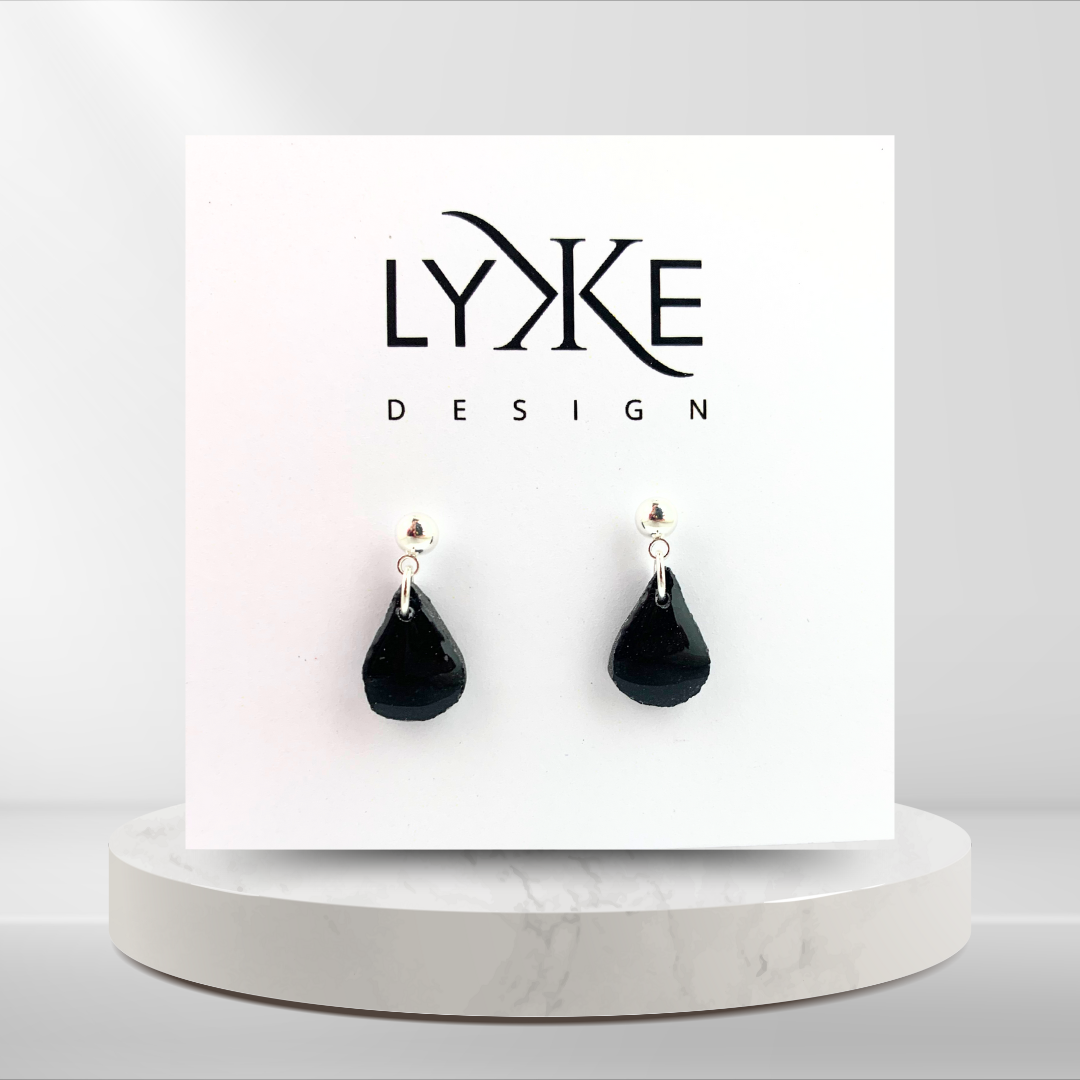 Sølvfargede øredobber med liten dråpe Sort glitter/sølv