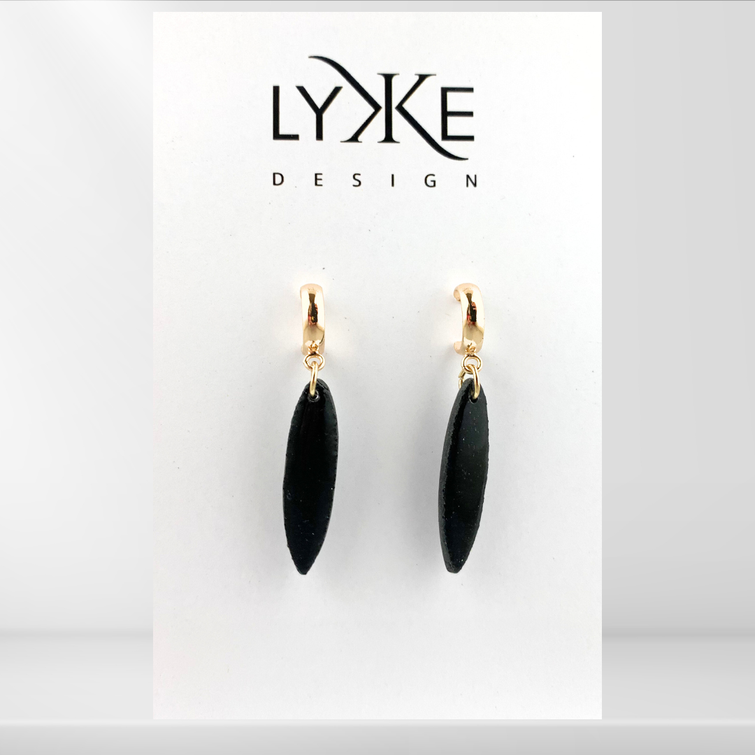 Gullfargede øreringer med lang dråpe Sort/gull