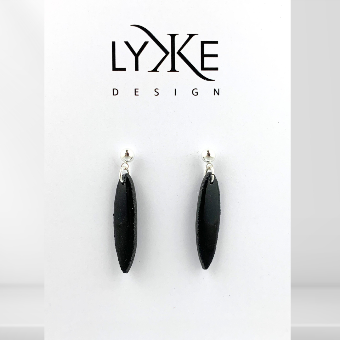 Sølvfargede øredobber med lang dråpe Sort-glitter/sølv