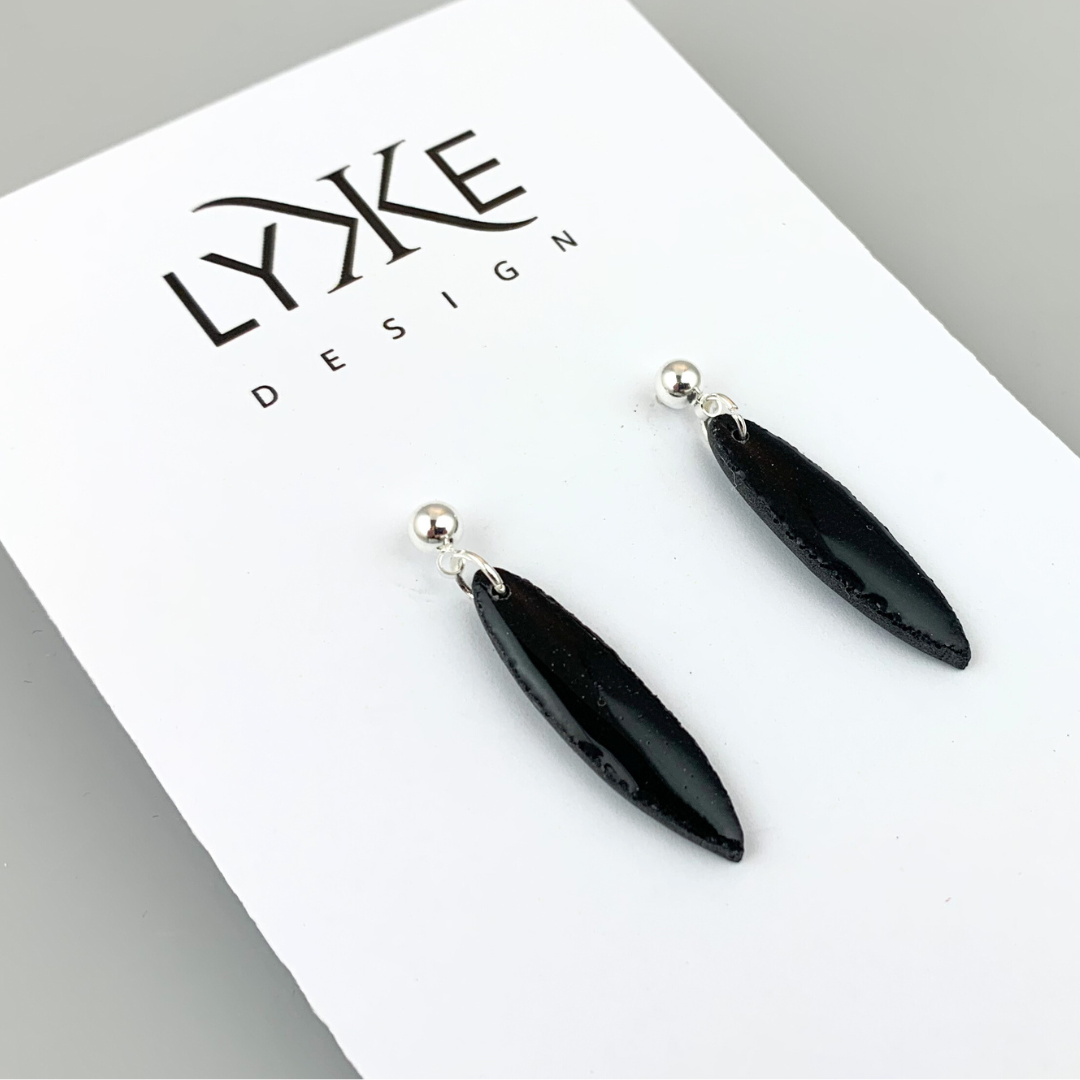 Sølvfargede øredobber med lang dråpe Sort-glitter/sølv