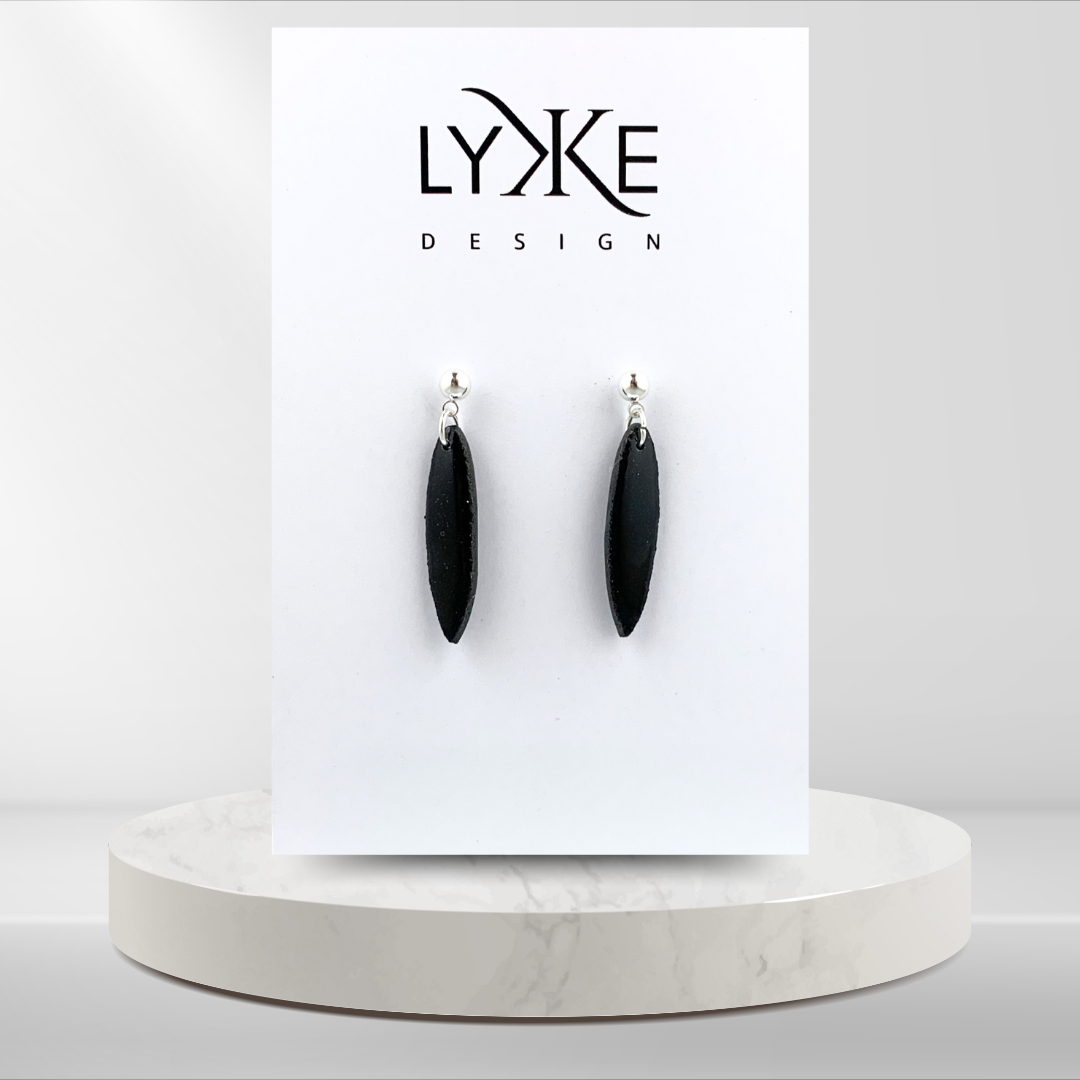 Sølvfargede øredobber med lang dråpe Sort-glitter/sølv