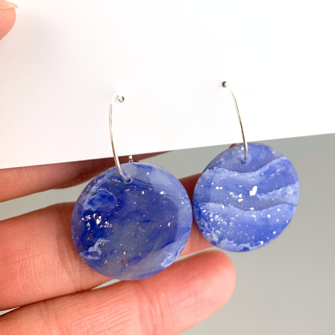 Sølvfargede øreringer med rund form, Blå marmor/sølv