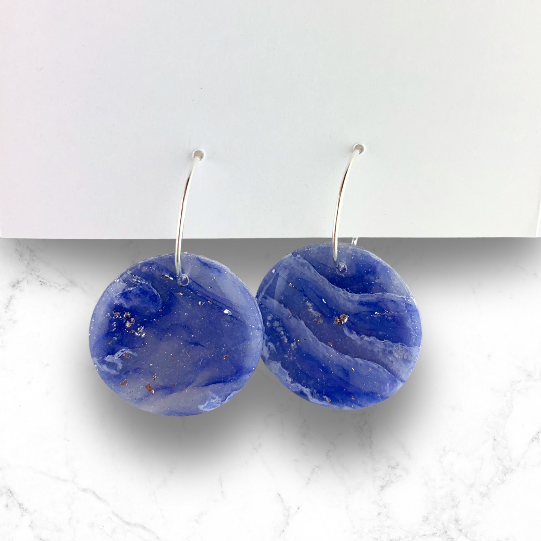 Sølvfargede øreringer med rund form, Blå marmor/sølv