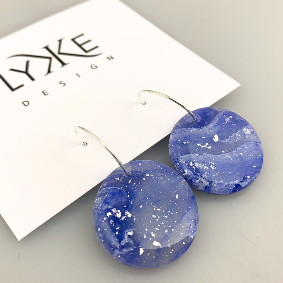 Sølvfargede øreringer med rund form, Blå marmor/sølv