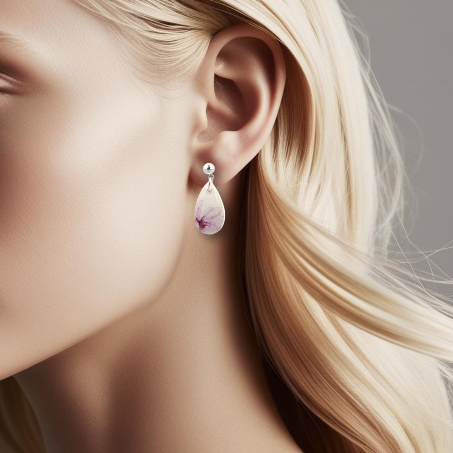 Sølvfargede øredobber med Magnolia-motiv