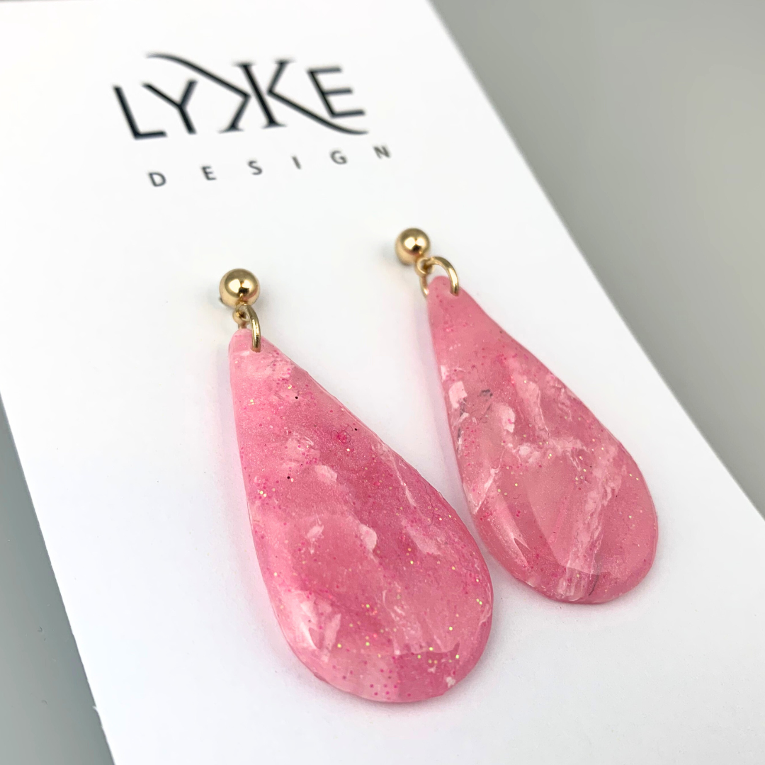 🌸 Kystrose - Gullfaregde øredobber med stor dråpe Rosa marmor/gull