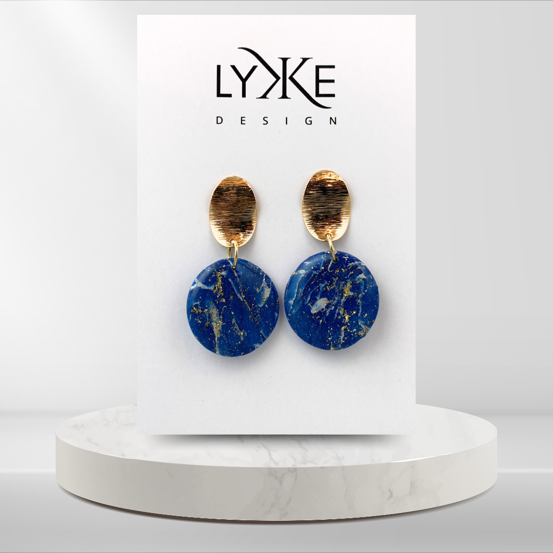 Havglimt - Gullfargede ovale øredobber med blå marmor-effekt