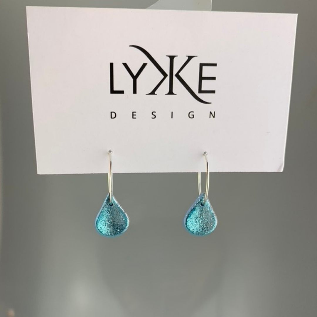 Dråpeformede håndlagde øreringer med turkis glitter