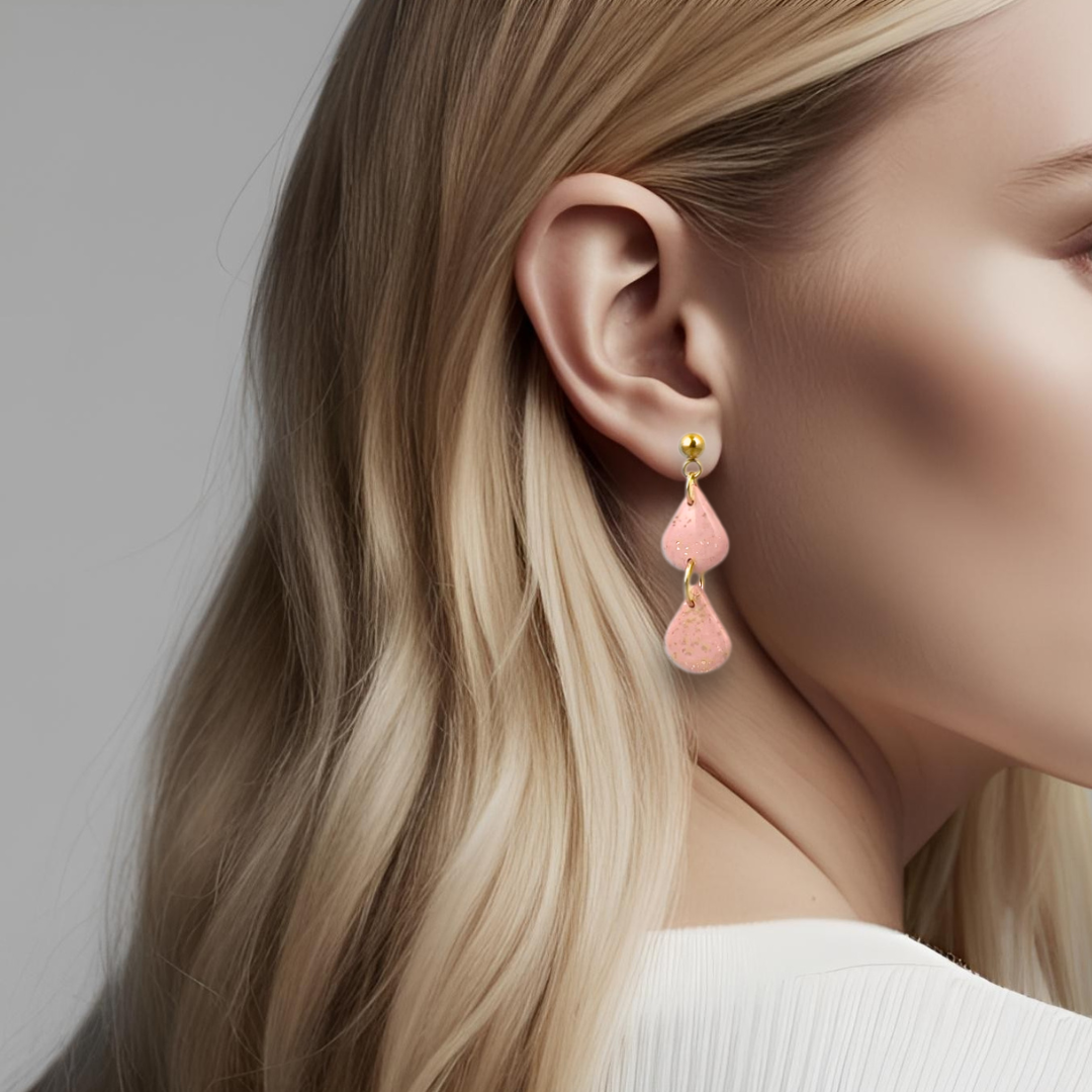 Gullfargede øredobber med to rosa dråper
