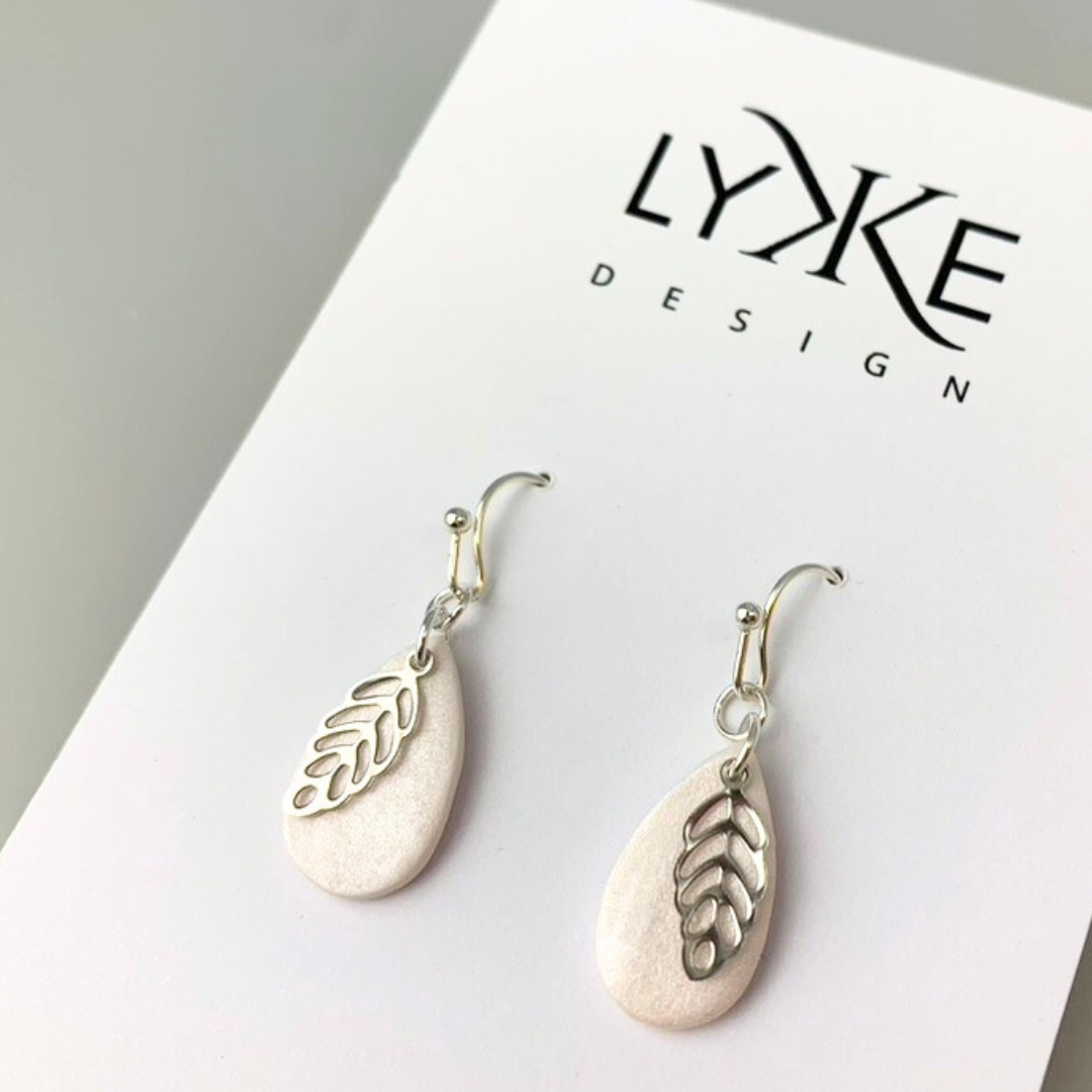 Sølvfargede øredobber med hvit dråpe og sølvblad