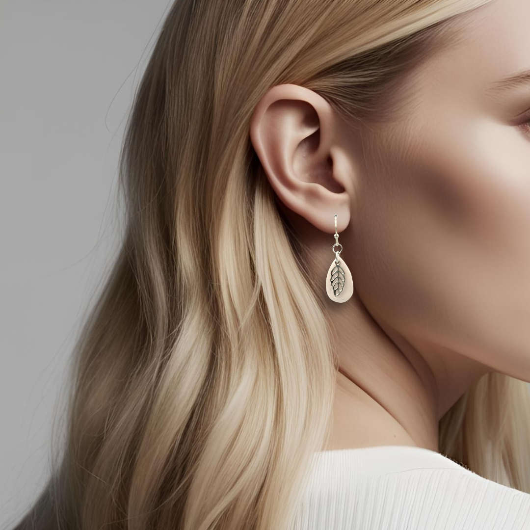 Sølvfargede øredobber med hvit dråpe og sølvblad