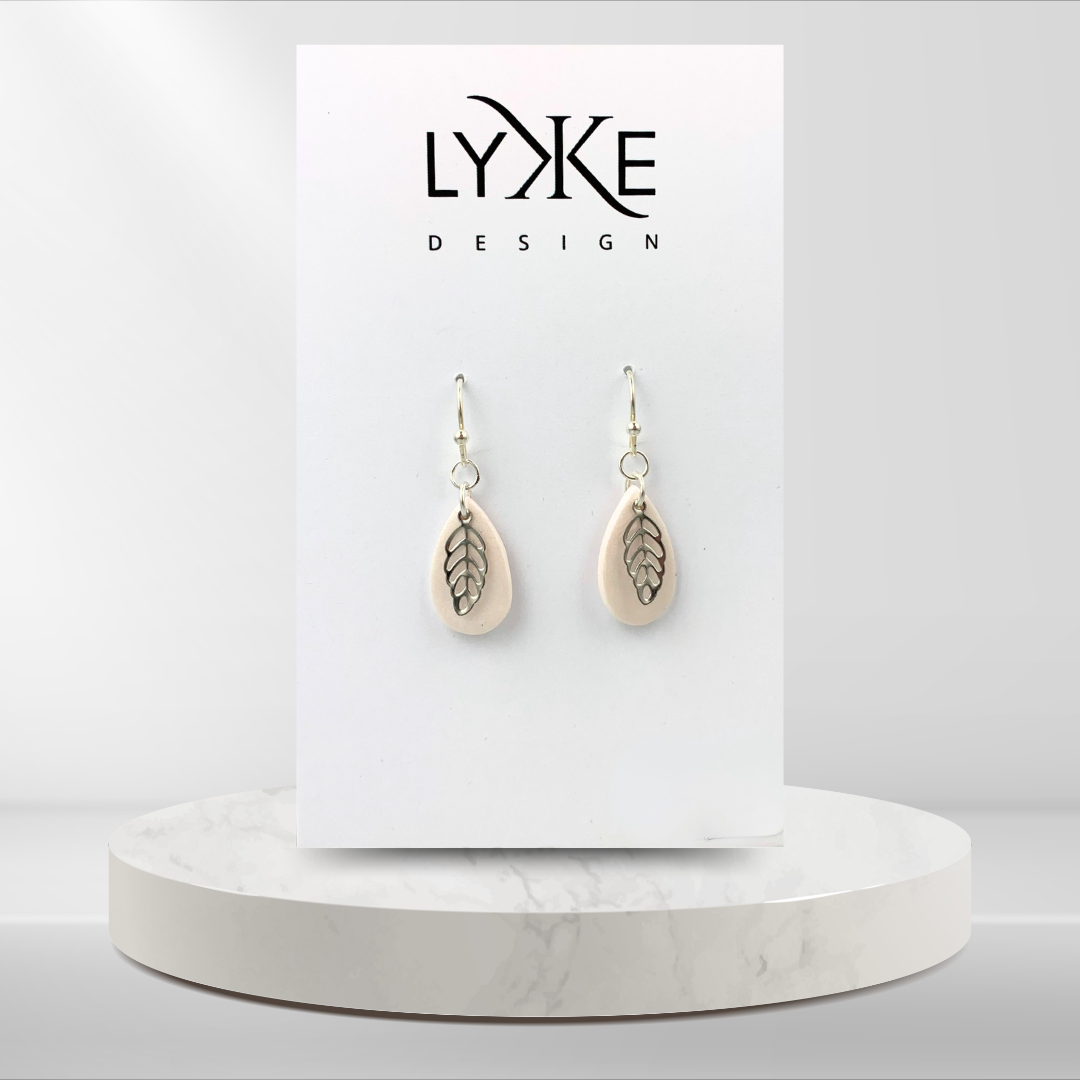 Sølvfargede øredobber med hvit dråpe og sølvblad