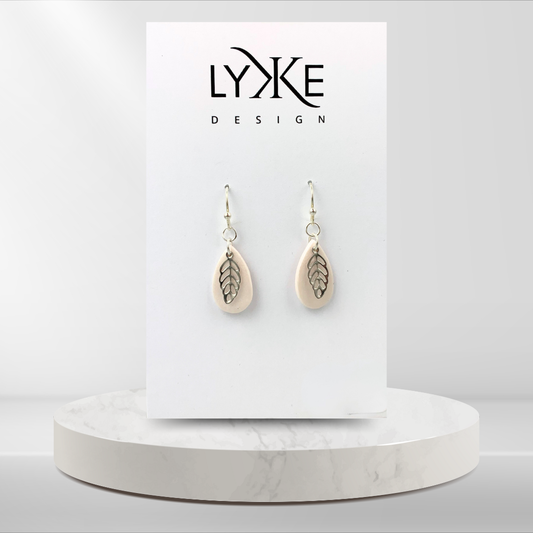 Sølvfargede øredobber med hvit dråpe og sølvblad