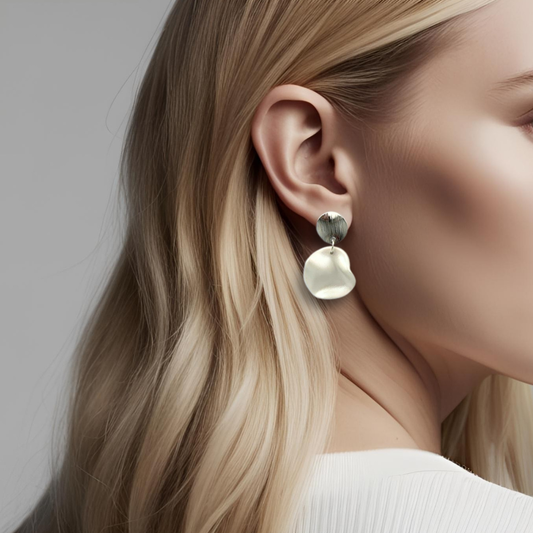 Skjellglans - Sølvfargede øredobber med bølget sirkel Hvit/sølv