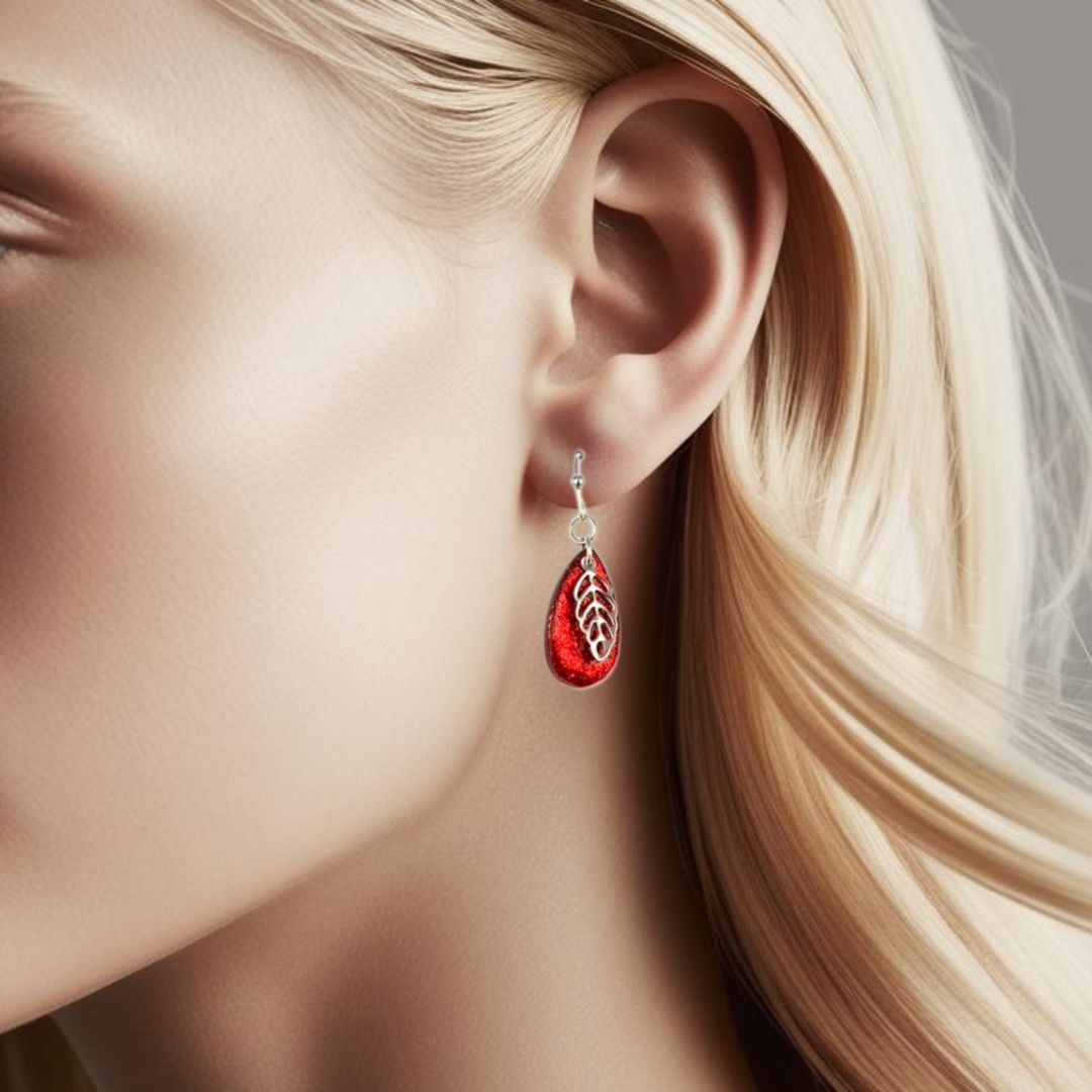 Sølvfargede øredobber med glitrende rød dråpe og sølvblad