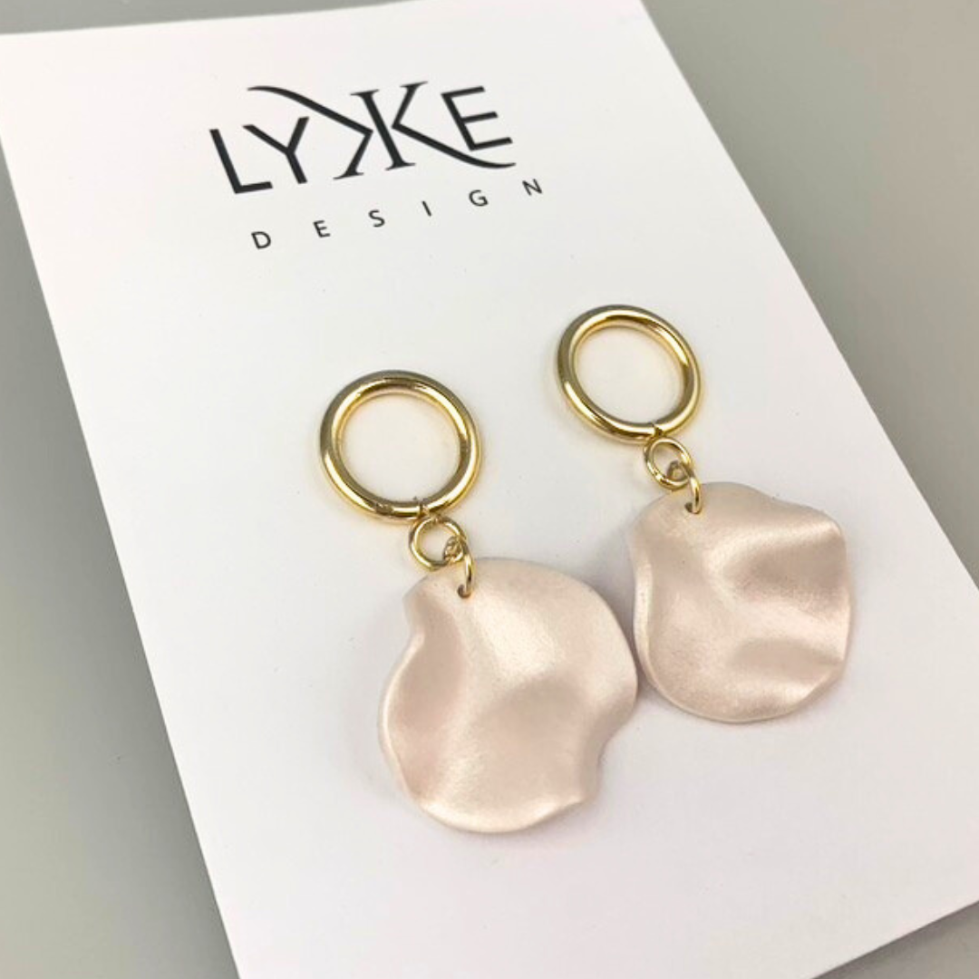 Gullfargede øredobber med bølget sirkel Hvit perlemor/gull