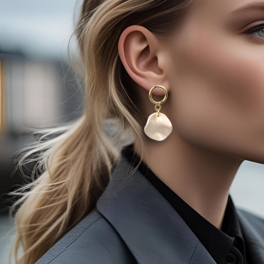 Gullfargede øredobber med bølget sirkel Hvit perlemor/gull