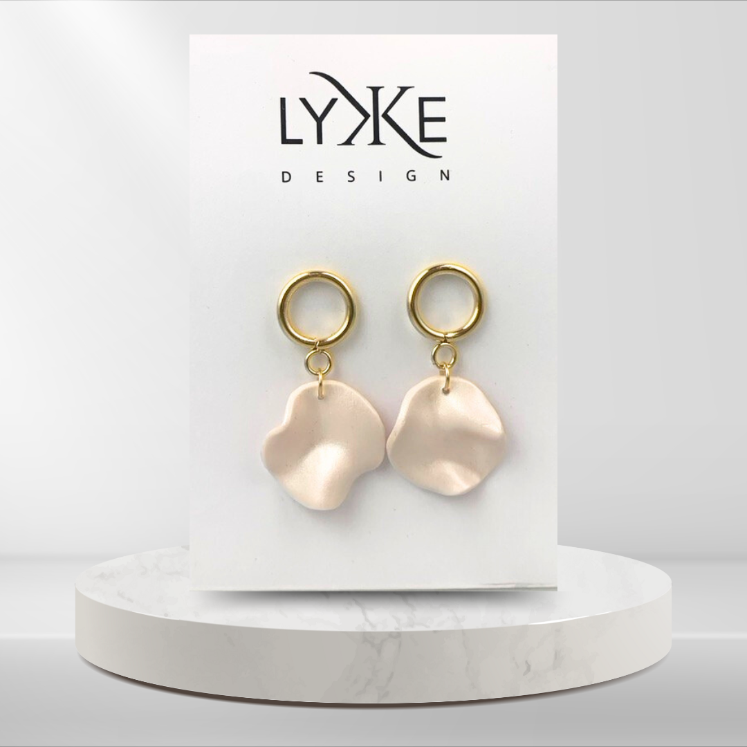 Gullfargede øredobber med bølget sirkel Hvit perlemor/gull