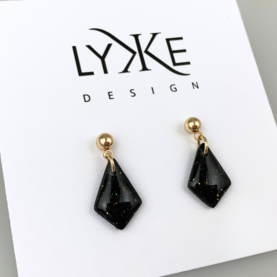 Gullfargede øredobber med en liten kvadratisk form Sort/gull