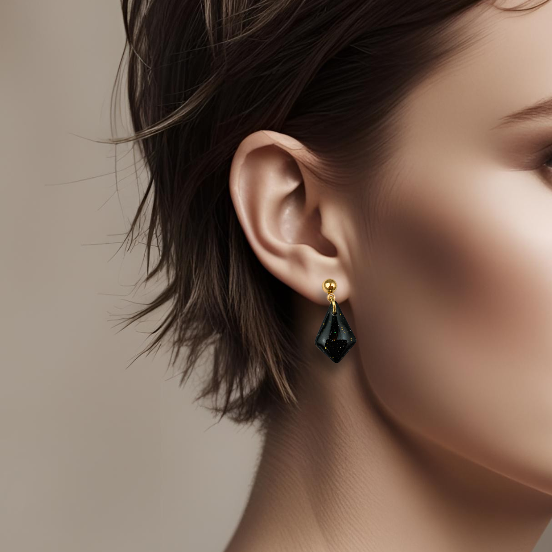 Gullfargede øredobber med en liten kvadratisk form Sort/gull