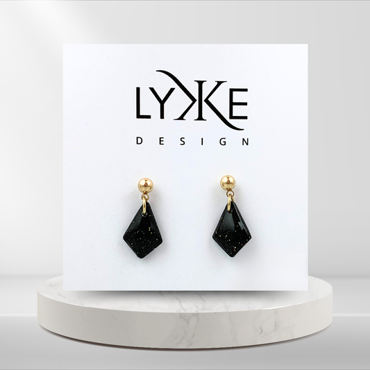 Gullfargede øredobber med en liten kvadratisk form Sort/gull