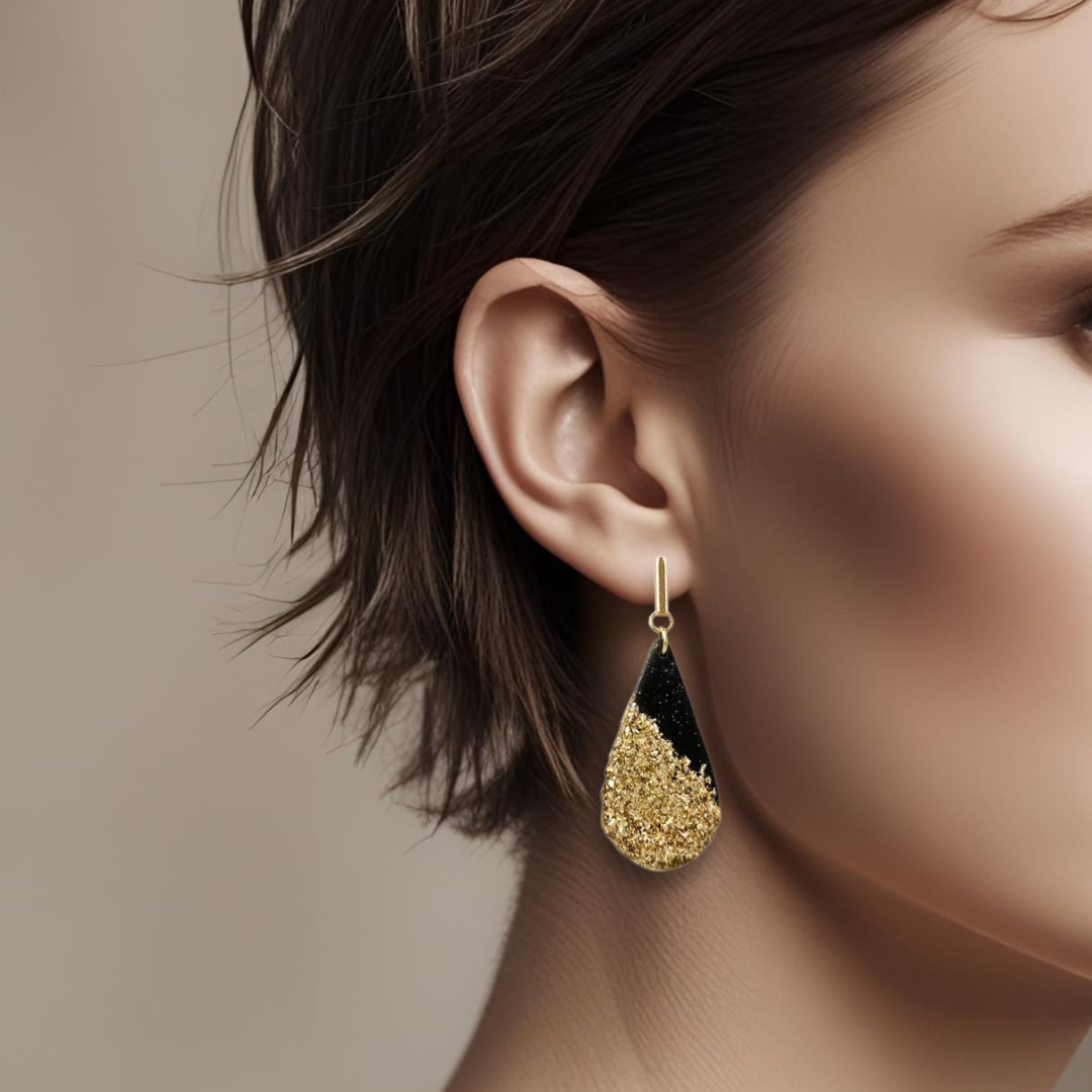 Gullfargede øredobber med stor sort dråpe med gullblad