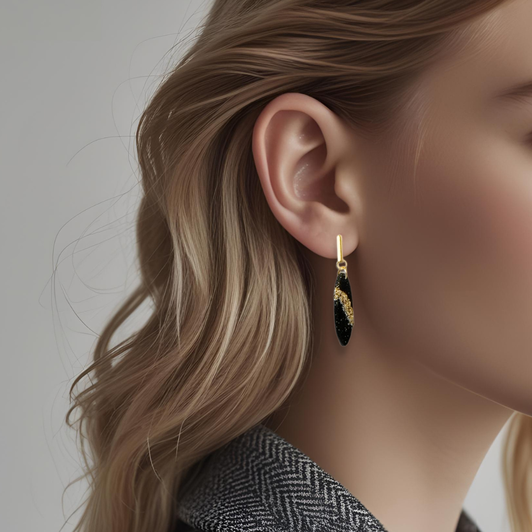 Gullfargede øredobber med lang dråpe med gullblad-stripe