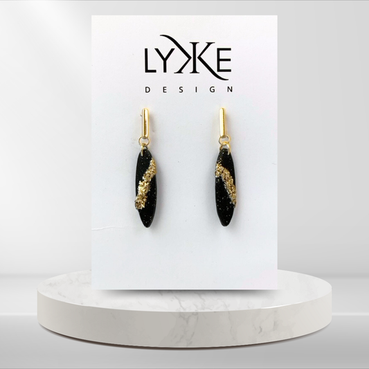 Gullfargede øredobber med lang dråpe med gullblad-stripe