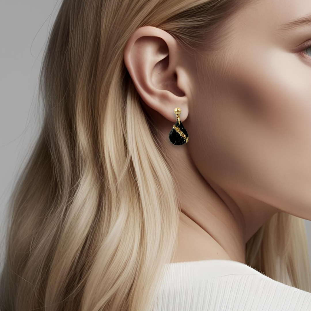 Gullfargede øredobber med liten dråpe med gullblad-stripe