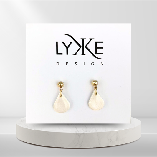 Skjellglans - Gullfargede øredobber med liten dråpe Hvit perlemor/gull
