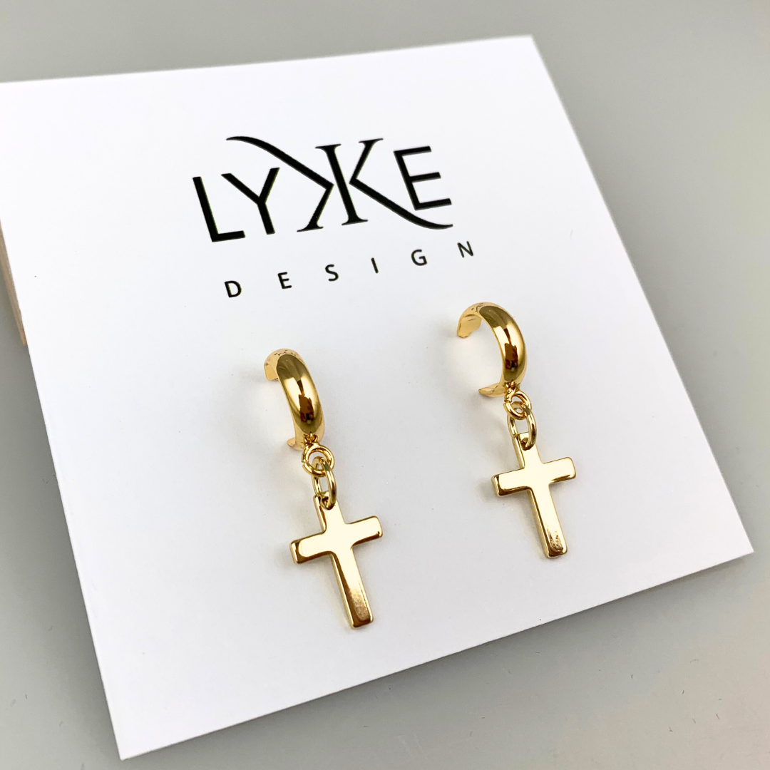 Gullfargede øreringer med gullkors