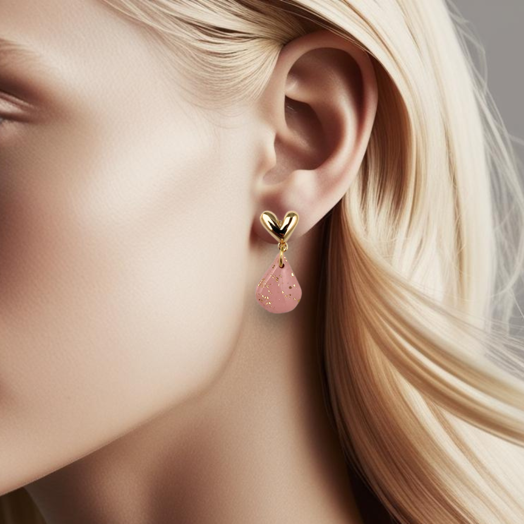 Gullfargede hjerte-øredobber med rosa dråpe