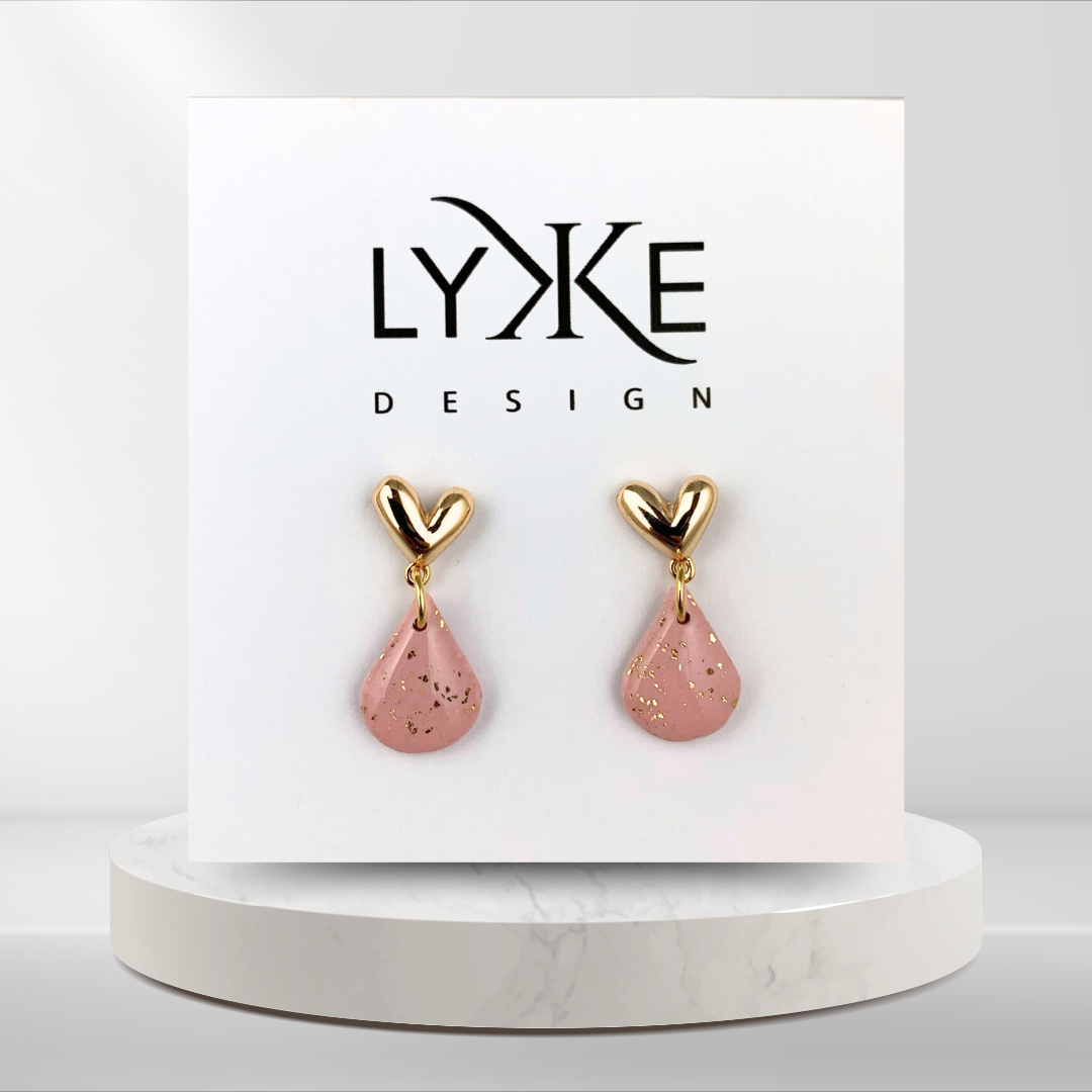Gullfargede hjerte-øredobber med rosa dråpe